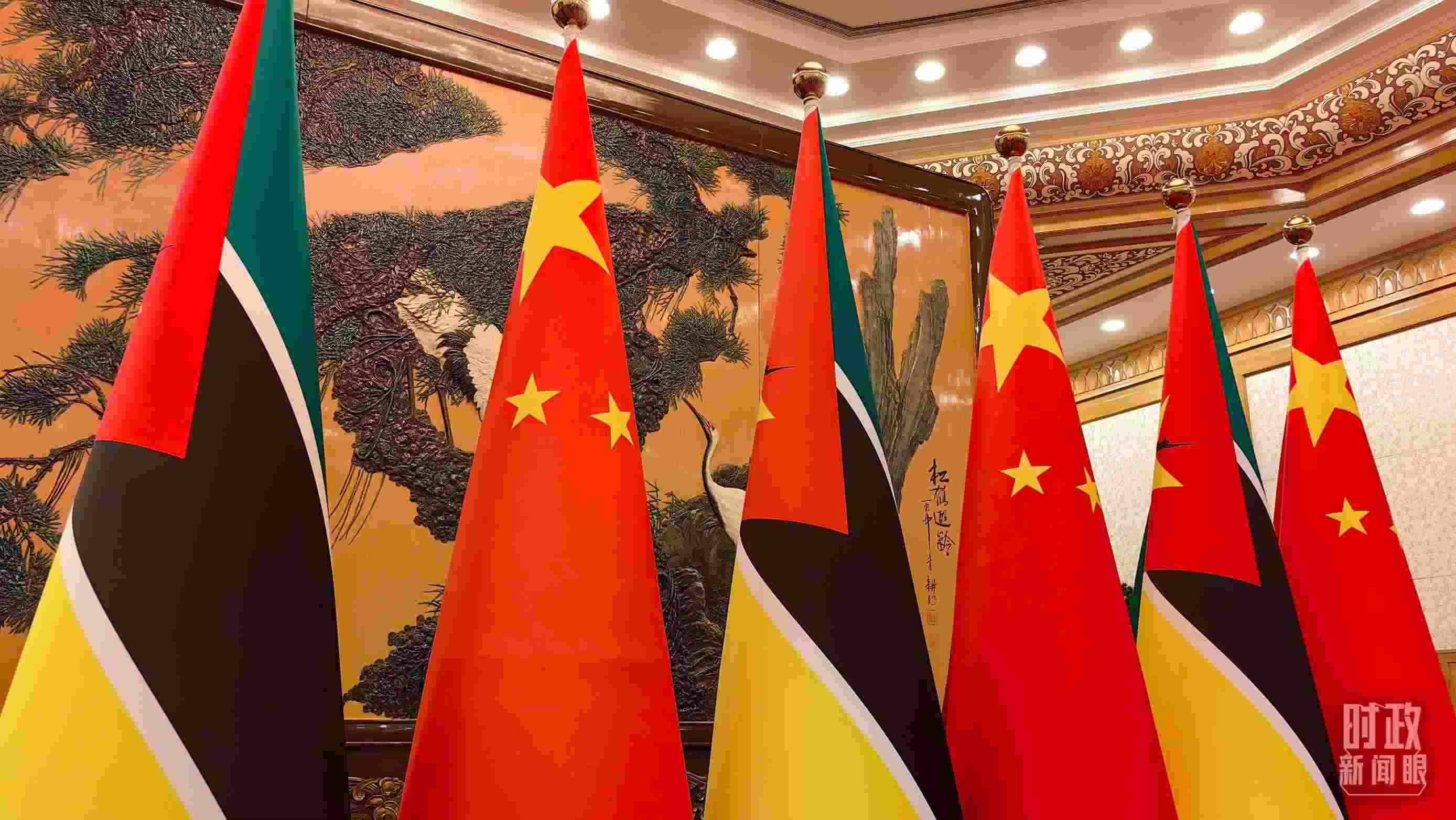△會見現(xiàn)場，中國、莫桑比克兩國國旗。（總臺央廣記者潘毅拍攝）