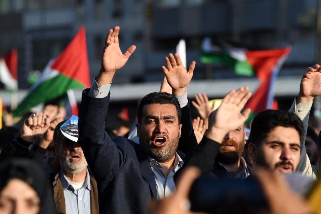 10月18日，人們在伊朗德黑蘭舉行集會。當日，突尼斯、土耳其、伊朗等多國民眾舉行集會，表達對巴勒斯坦人民的支持，并譴責針對加沙城醫(yī)院的襲擊。新華社記者 沙達提 攝