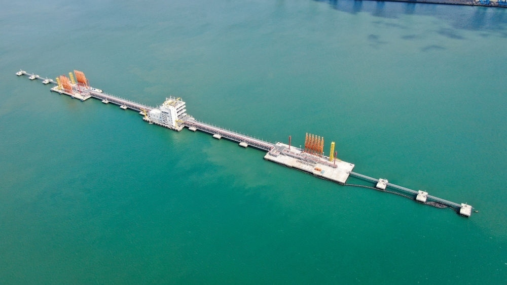 這是肯尼亞蒙巴薩油碼頭（2023年9月20日攝，無人機(jī)照片）。新華社發(fā)（中國(guó)交通建設(shè)股份有限公司肯尼亞蒙巴薩新建油碼頭項(xiàng)目部供圖）