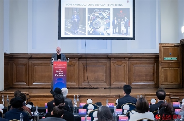 英國(guó)群英創(chuàng)意全球首席執(zhí)行官杰米·撒杰特在現(xiàn)場(chǎng)發(fā)言，分享如何進(jìn)一步提升四川旅游的國(guó)際影響力、吸引更多的英國(guó)游客。人民網(wǎng) 郭錦標(biāo)攝