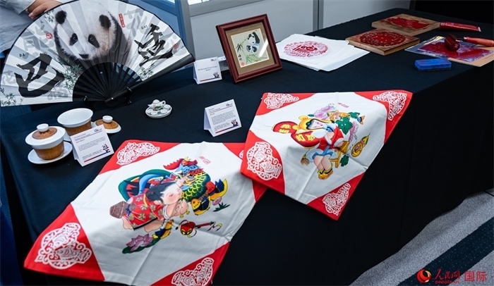 活動(dòng)現(xiàn)場(chǎng)的現(xiàn)場(chǎng)文創(chuàng)展、互動(dòng)體驗(yàn)區(qū)、非遺區(qū)展示。人民網(wǎng) 郭錦標(biāo)攝