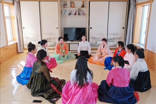 2023年6月，楊麗娜（后中）對擔(dān)任民宿管家的光東村村民們進(jìn)行標(biāo)準(zhǔn)化培訓(xùn)。（新華社記者金津秀攝）