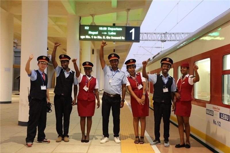 中埃員工組成的亞吉鐵路運營團(tuán)隊。 中國土木工程集團(tuán)有限公司供圖