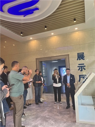 （在文瀾智谷中試產(chǎn)業(yè)基地，中外記者深入了解科技轉(zhuǎn)化情況 趙橙涔攝）