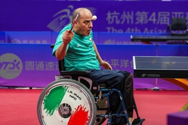 10月23日，杭州第4屆亞殘運(yùn)會(huì)乒乓球男子單打Class2小組循環(huán)賽舉行。圖為伊朗隊(duì)選手哈?！ず嗁M(fèi)尚在比賽中。圖片來源：杭州亞殘組委會(huì)
