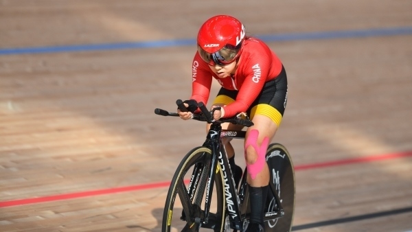 10月23日，杭州第4屆亞殘運(yùn)會(huì)場地自行車女子個(gè)人C4-5級(jí)3000米追逐賽金牌賽舉行。圖為中國隊(duì)選手季子賢在比賽中。圖片來源：杭州亞殘組委會(huì)