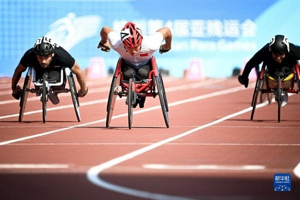 10月23日，中國選手龔文浩（左二）在杭州第4屆亞殘運(yùn)會(huì)男子100米-T34決賽的比賽中。他以15秒55的成績獲得該項(xiàng)目銀牌。新華社記者 江漢攝