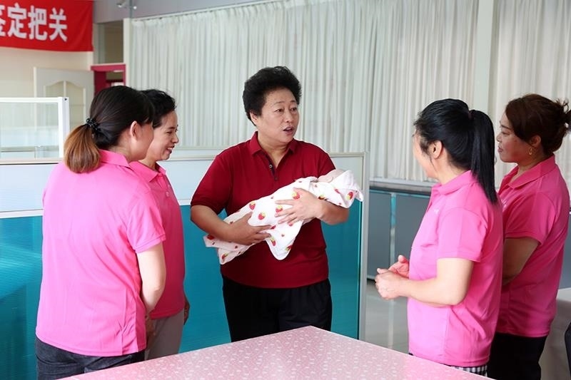 △2021年6月2日，卓長(zhǎng)立（中）指導(dǎo)正在接受培訓(xùn)的家政服務(wù)員。