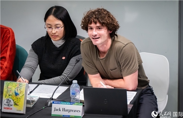 4、英國漢學(xué)家沈如風(fēng)對中國文學(xué)譯作的未來充滿期待。郭錦標(biāo)攝