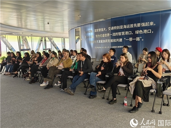 外媒記者探訪天津港北疆港區(qū)C段智能化集裝箱碼頭。人民網(wǎng)記者 符園園攝