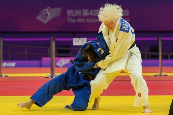 10月24日，杭州第4屆亞殘運會柔道女子J2級57公斤級決賽舉行。圖為中國隊選手王嘉楠（右）和日本隊選手廣瀨順子在比賽中。圖片來源：杭州亞殘組委