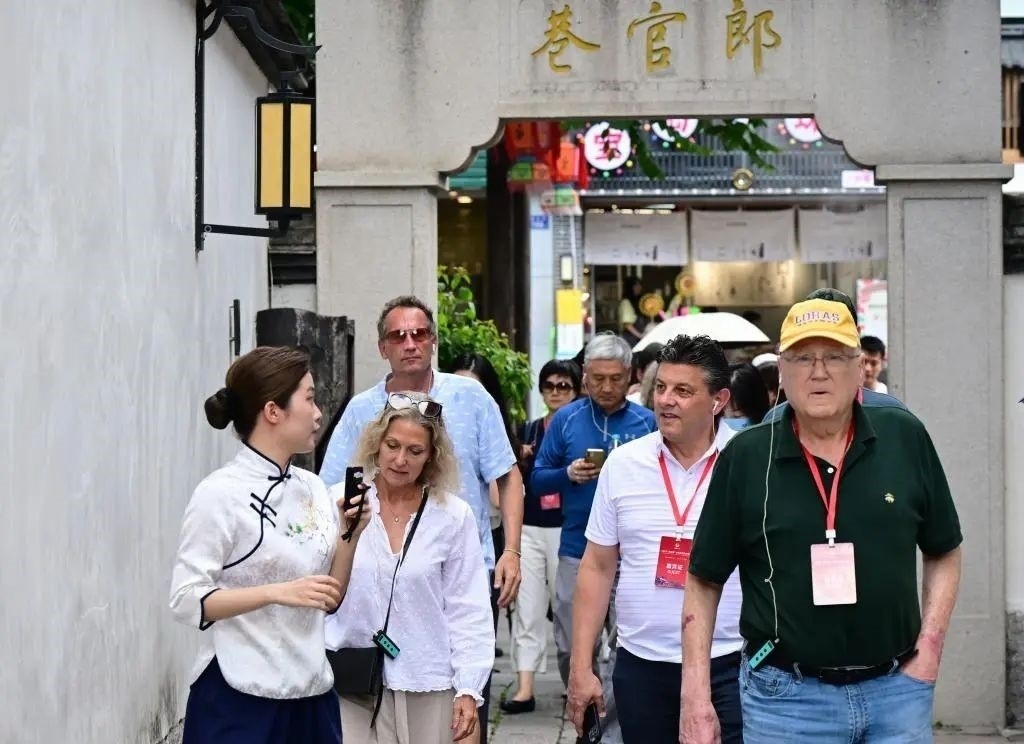 △2023年6月27日，“鼓嶺之友”部分成員和中美各界人士在福建福州南后街三坊七巷參觀訪問。