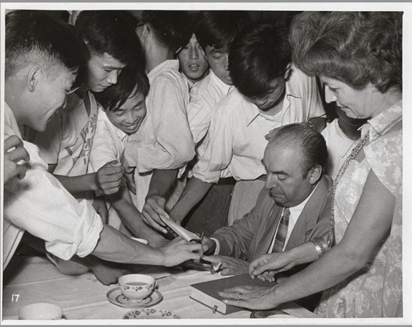 諾貝爾文學(xué)獎(jiǎng)得主巴勃羅·聶魯達(dá)與中國(guó)青年在一起（資料圖片）。中國(guó)美術(shù)館供圖