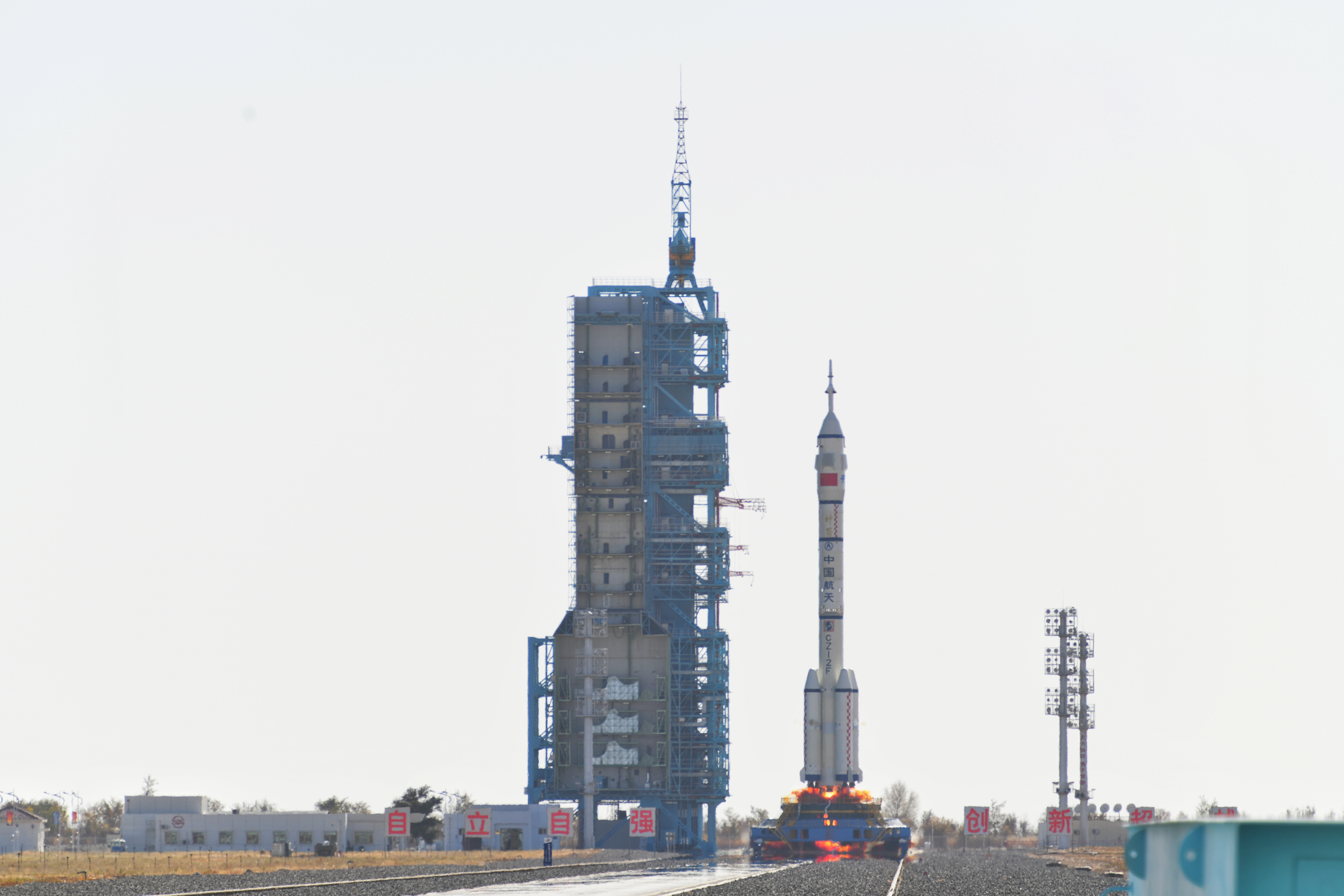 神舟十七號(hào)載人飛船發(fā)射升空震撼瞬間。人民網(wǎng) 張啟川攝