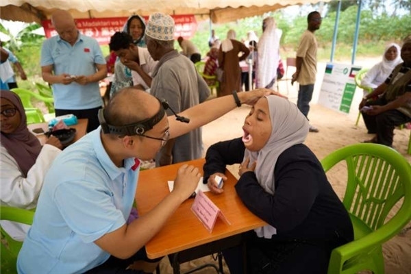 醫(yī)療隊(duì)為當(dāng)?shù)鼗颊吡x診。中國援桑醫(yī)療隊(duì)供圖