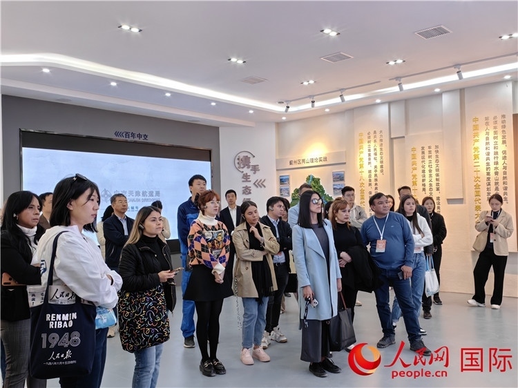 媒體記者探訪薊州礦山生態(tài)修復(fù)項(xiàng)目。人民網(wǎng)記者 符園園攝