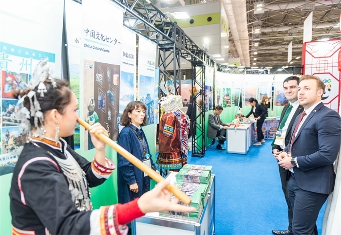 日本國(guó)際旅游博覽會(huì)中國(guó)展館的黎族非遺項(xiàng)目“鼻簫”表演。圖片由中國(guó)駐東京旅游辦事處提供