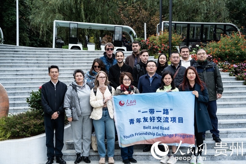 合影留念。人民網(wǎng) 陽茜攝