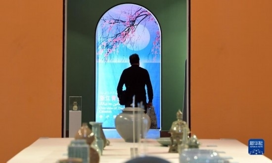 10月30日，人們?cè)谝晾实潞谔m伊朗國(guó)家藝術(shù)科學(xué)院觀看展出的展品。新華社記者 沙達(dá)提 攝