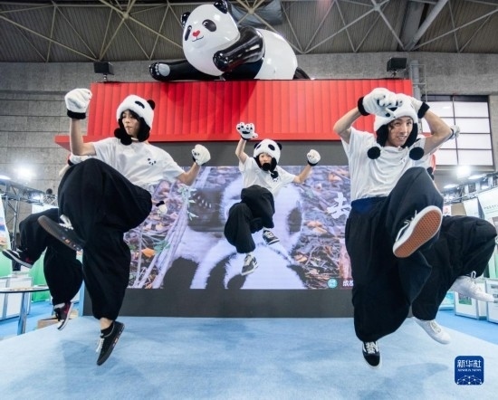  10月29日，街舞隊(duì)在日本大阪國際會展中心中國館表演街舞。新華社發(fā)（中國駐大阪旅游辦事處供圖）