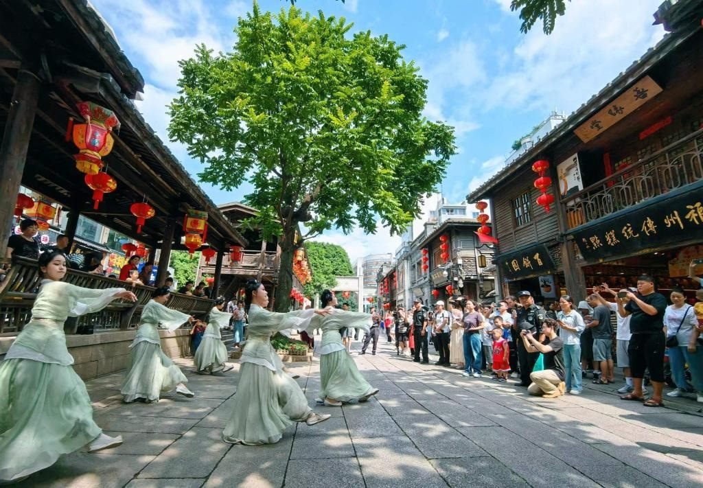 國(guó)慶節(jié)期間，福州市三坊七巷歷史文化街區(qū)上演《尋夢(mèng)閩都》快閃。新華社發(fā)