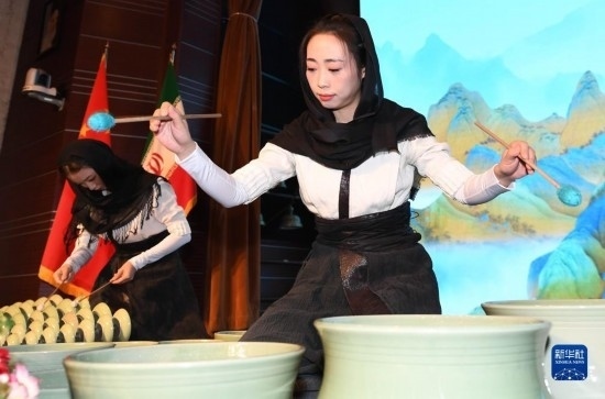 10月30日，演員在伊朗德黑蘭伊朗國(guó)家藝術(shù)科學(xué)院舉行的“青風(fēng)海上來(lái)”浙江青瓷巡禮開(kāi)幕式暨“萬(wàn)象中國(guó)·天下寧波”寧波文旅推介會(huì)開(kāi)幕式上表演。新華社記者 沙達(dá)提 攝
