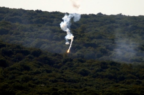 10月28日，閃光彈落在黎巴嫩納古拉樹林中燃起濃煙。新華社發(fā)（阿里·哈希紹攝）