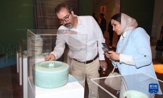 10月30日，人們?cè)谝晾实潞谔m伊朗國(guó)家藝術(shù)科學(xué)院觀看展出的展品。新華社記者 沙達(dá)提 攝