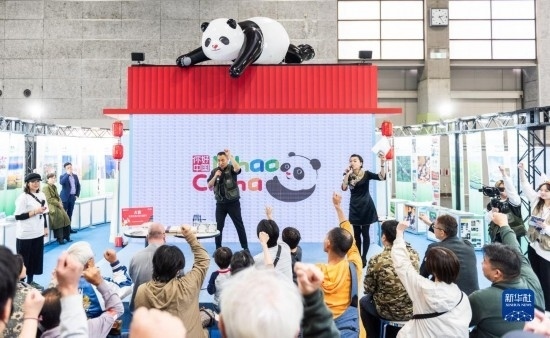  10月29日，游客在日本大阪國際會展中心中國館參與中國旅游知識問答活動(dòng)。新華社發(fā)（中國駐大阪旅游辦事處供圖）