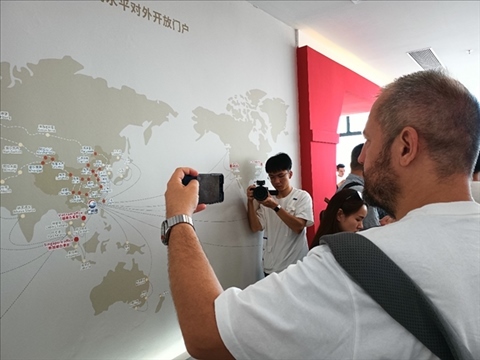 來(lái)自波黑的法魯克·博里奇用手機(jī)記錄廣州港可以通達(dá)到的世界城市與地區(qū)。石青川 攝