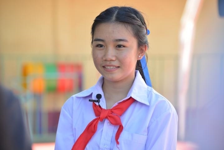 蓬批灣結(jié)束中國之行返回老撾后接受記者采訪。