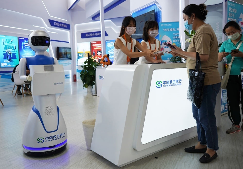 2022年9月4日，在服貿(mào)會(huì)首鋼園區(qū)金融服務(wù)專題展上，參觀者在中國民生銀行展臺(tái)咨詢金融業(yè)務(wù)。新華社記者 金皓原 攝