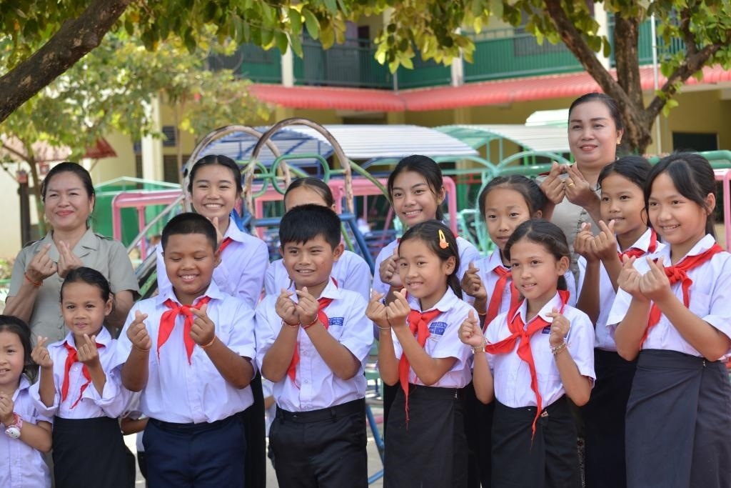 在采訪中，中老友好農(nóng)冰村小學(xué)師生為老中友誼“比心”。