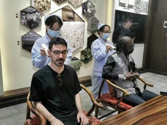 2023“一帶一路”媒體合作論壇聯(lián)合采訪團(tuán)團(tuán)員在九牛草展示館體驗(yàn)艾灸。（本報(bào)記者 黃超攝）