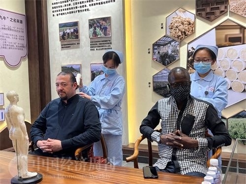  （外媒記者爭先恐后體驗艾灸，直呼神奇。中國經(jīng)濟周刊記者 郭志強 攝）