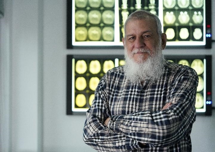 10月31日，古巴科學(xué)家裴德樂在電子科技大學(xué)校園內(nèi)。