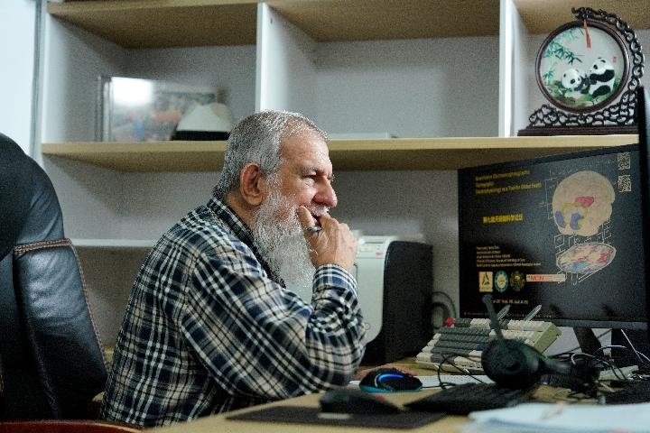 10月31日，古巴科學(xué)家裴德樂在電子科技大學(xué)做科研。