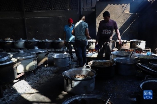 11月3日，在加沙地帶南部城市拉法，人們在煤氣中斷后用柴火做飯。新華社發(fā)（里澤克·阿卜杜勒賈瓦德攝）