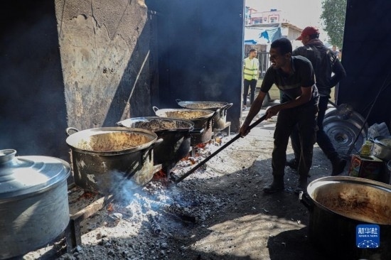 11月3日，在加沙地帶南部城市拉法，人們在煤氣中斷后用柴火做飯。新華社發(fā)（里澤克·阿卜杜勒賈瓦德攝）