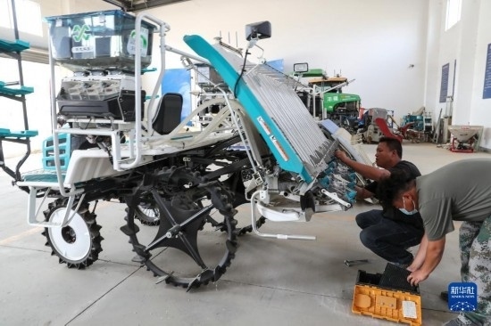 11月4日，技術(shù)員在南通市通州區(qū)十總鎮(zhèn)育民村農(nóng)場保養(yǎng)無人插秧機(jī)設(shè)備。