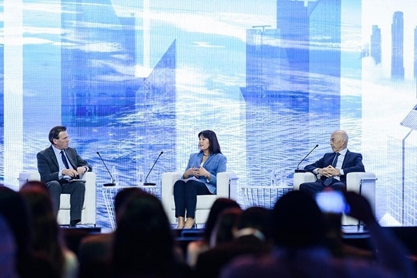 牛津大學(xué)研究全球化與發(fā)展問題的教授伊恩·戈?duì)柖。ㄓ乙唬┍硎荆蚋窬值淖兓墙Y(jié)構(gòu)性的，各國(guó)特別是西方國(guó)家必須順應(yīng)變化。迪拜商會(huì)供圖