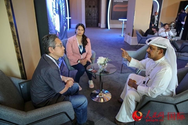 人民網(wǎng)記者采訪迪拜創(chuàng)新企業(yè)家索萊曼·里法伊（右一），索萊曼表示期待加強(qiáng)與中方合作。人民網(wǎng) 塔里克·易卜拉欣 攝