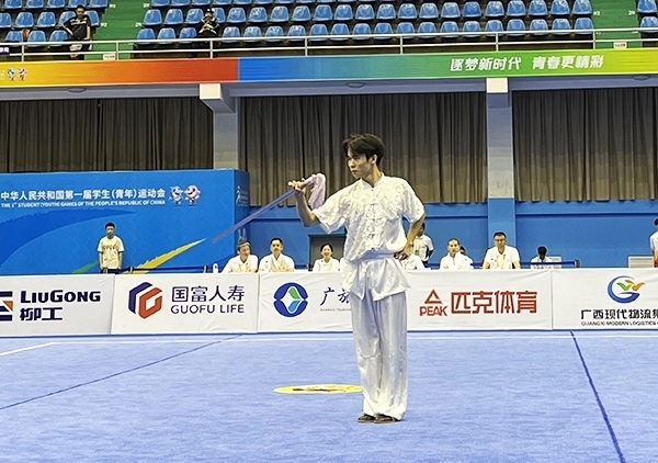 11月6日，第一屆全國學(xué)生（青年）運(yùn)動會武術(shù)套路（大學(xué)組）男子自選劍術(shù)比賽中。人民網(wǎng)記者 歐興榮攝