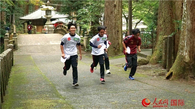 中日青少年在百年古剎里奔跑，揮灑青春的汗水。人民網(wǎng) 蔣曉辰攝
