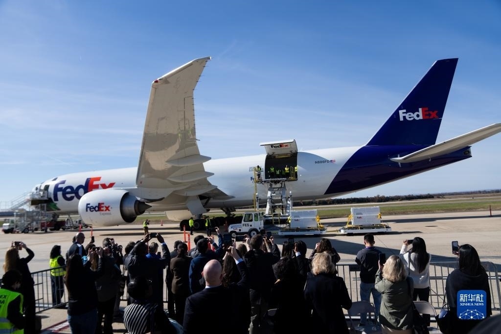 11月8日，在美國弗吉尼亞州的華盛頓杜勒斯國際機(jī)場，裝有大熊貓的特制“旅行包廂”準(zhǔn)備運(yùn)上專機(jī)。新華社記者劉杰攝