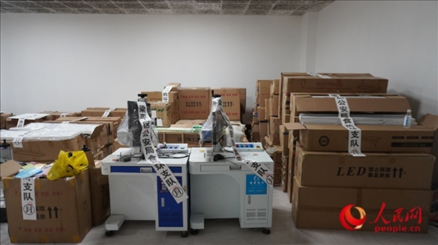 查封的假冒品牌燈具等。人民網(wǎng) 肖聰聰 攝