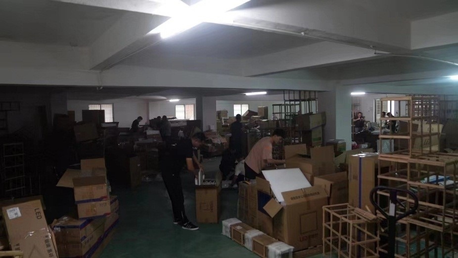 查處倉(cāng)庫(kù)現(xiàn)場(chǎng)。重慶市梁平區(qū)公安局供圖。