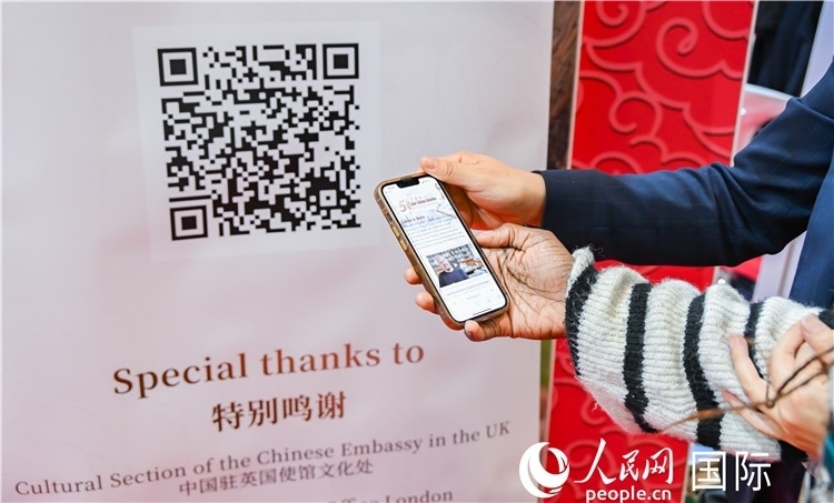 觀眾掃碼《我們的中國故事》系列視頻。人民網(wǎng) 郭錦標(biāo)攝