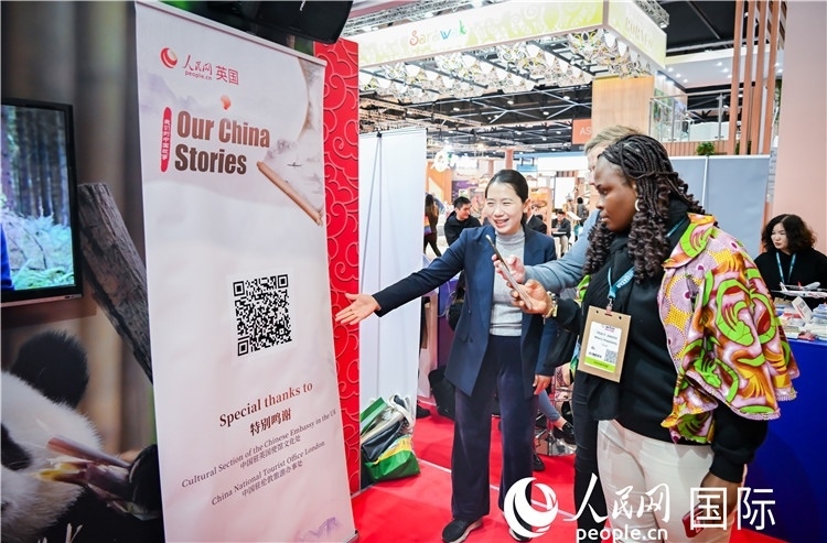 觀眾掃碼《我們的中國故事》系列視頻。人民網(wǎng) 郭錦標(biāo)攝