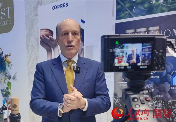 希華集團(tuán)創(chuàng)始人兼首席執(zhí)行官甘德密先生接受采訪。人民網(wǎng) 殷韜攝